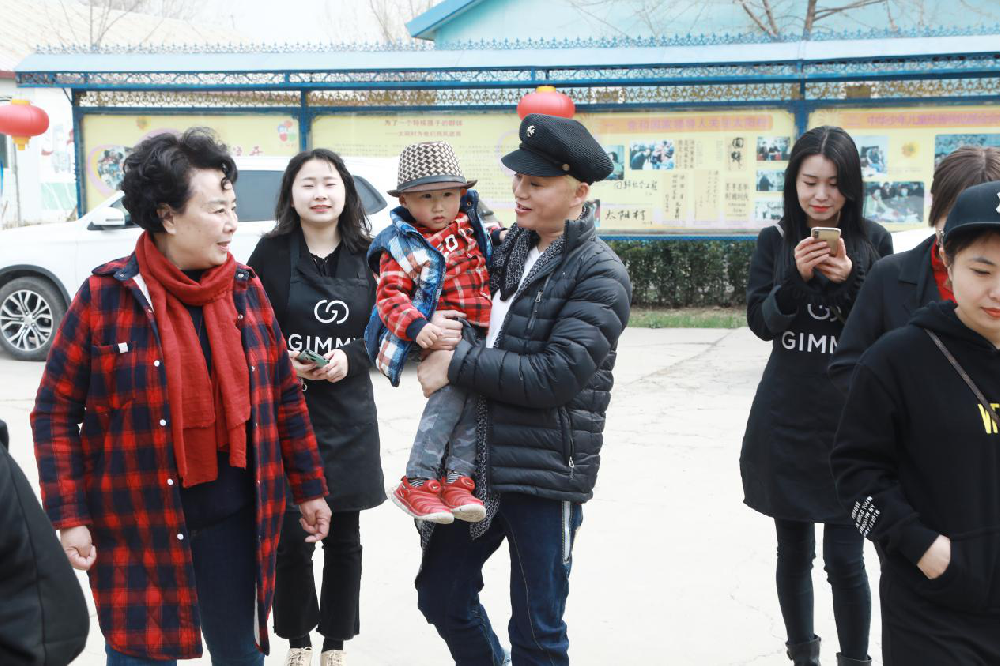 关爱儿童送温暖，吉米团队慈善捐助在行动